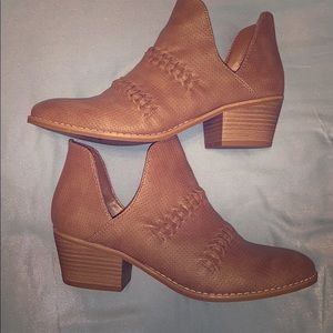 Universal Threads Booties